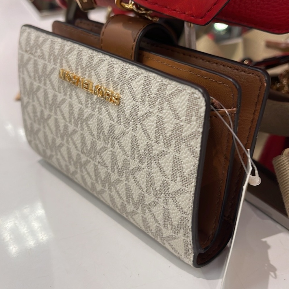 MICHAEL KORS
Medium Signature Logo Wallet 
Vanilla 
NWT